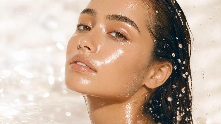 Dolphin Skin: Der ultimative Glow-Trend, der die Beauty-Welt erobert